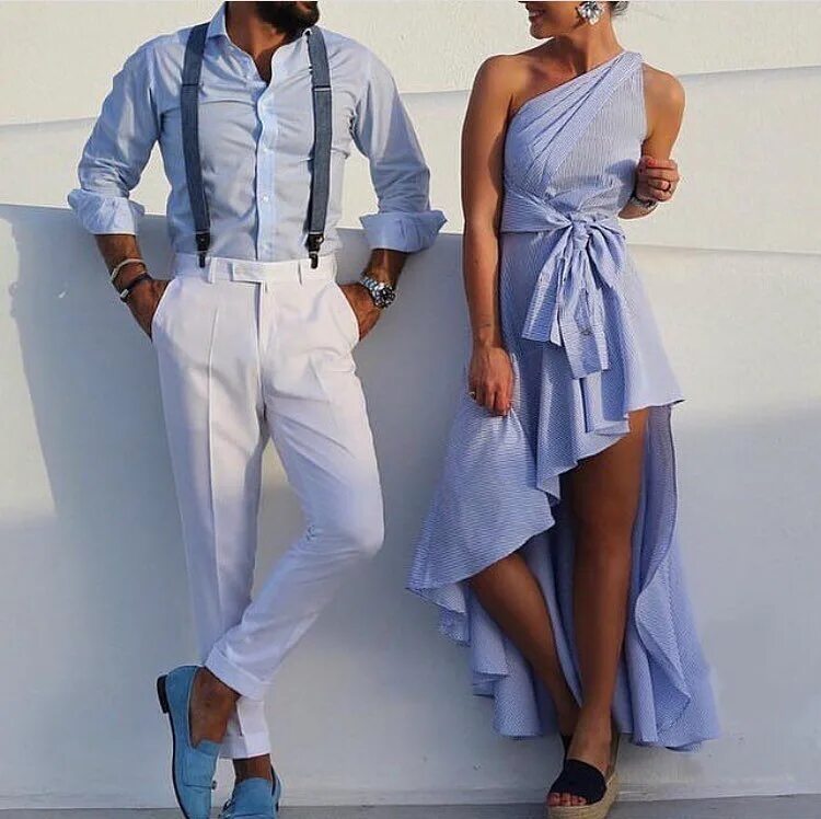 1 голубой 1 женщина и мужчина. Одежда для пары в одном стиле. Пара модель в платье. 1 голубой 1 женщина и мужчина. Пара улыбается.