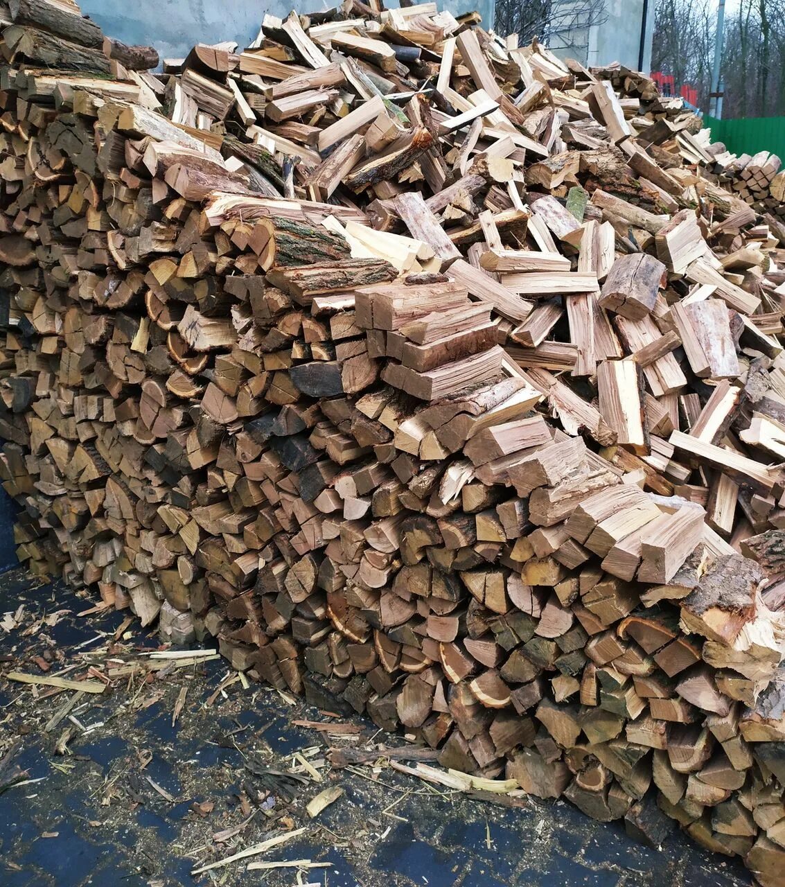 Граб дрова. Уголь дрова. Молдова дрова. Угли и полено.