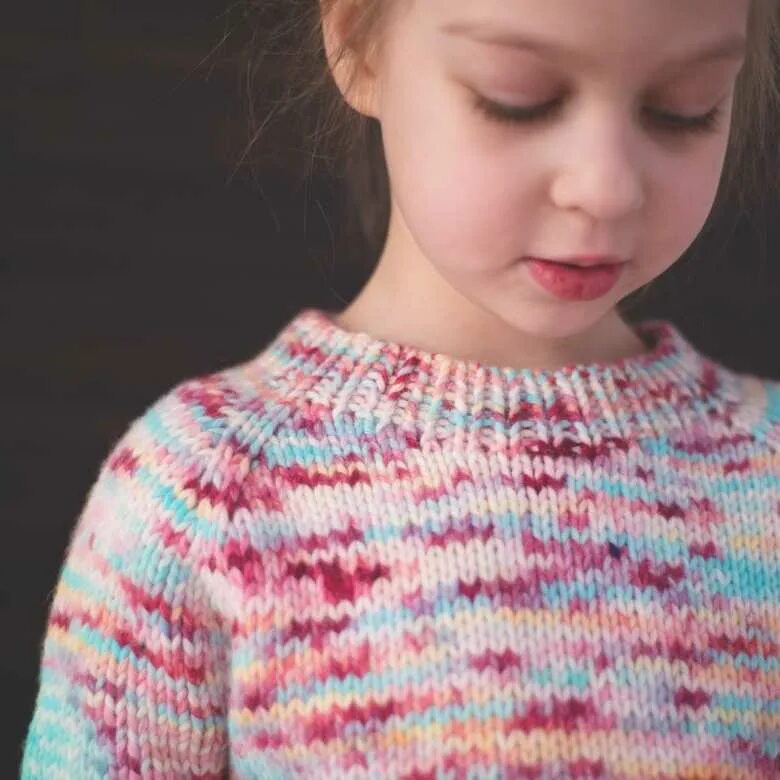 Джемпер девочке реглан сверху. Джемпер для девочки подростка. Джемпер для девочки 10 лет спицами. Джемпер для девочки 10 лет спицами. Джемпер регланом девочке 10 лет.