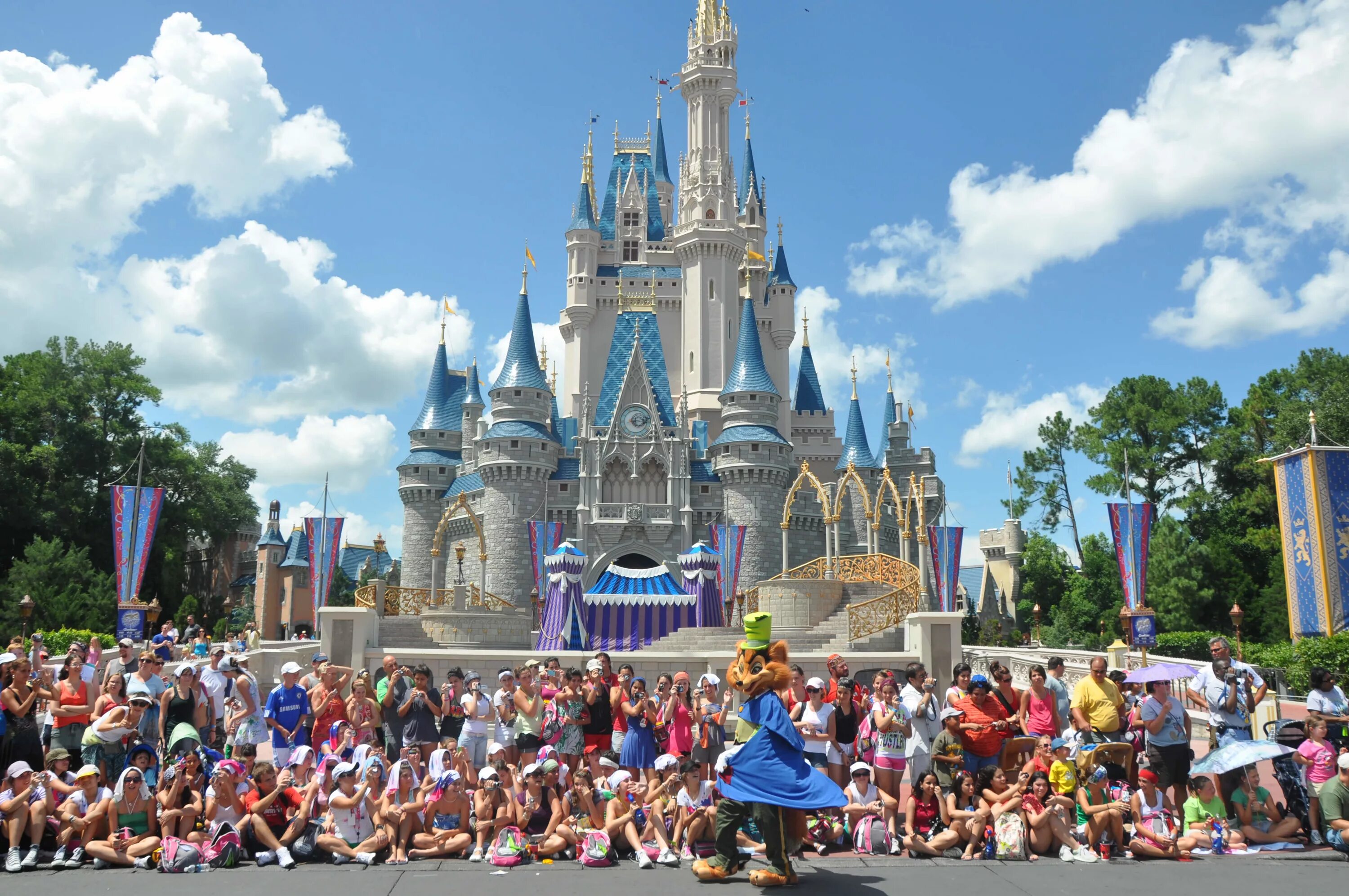 Включи парк. Walt Disney World принц. Диснейленд сверху Орландо. Диснейленд Орландо мир будущего. Disney World Orlando стеклянная пирамида.