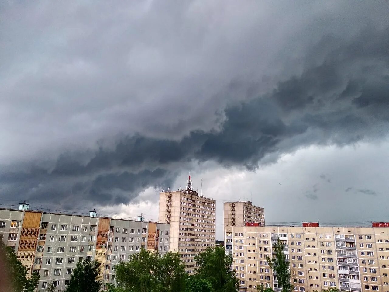 Гроза в Тверской области. Ураган в городе в Твери. Гроза в Удомле. Ураган за окном.