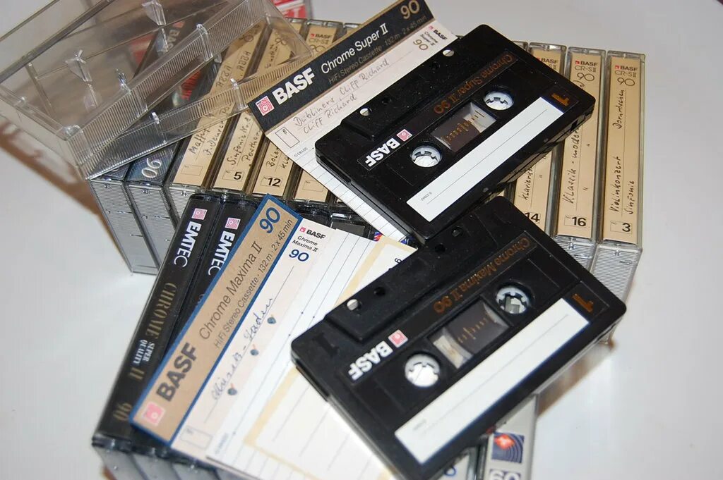 Батину кассету. Кассеты БАСФ записанные. BASF кассеты для стримера. Советские хромовые кассеты. Хромовые аудиокассеты.