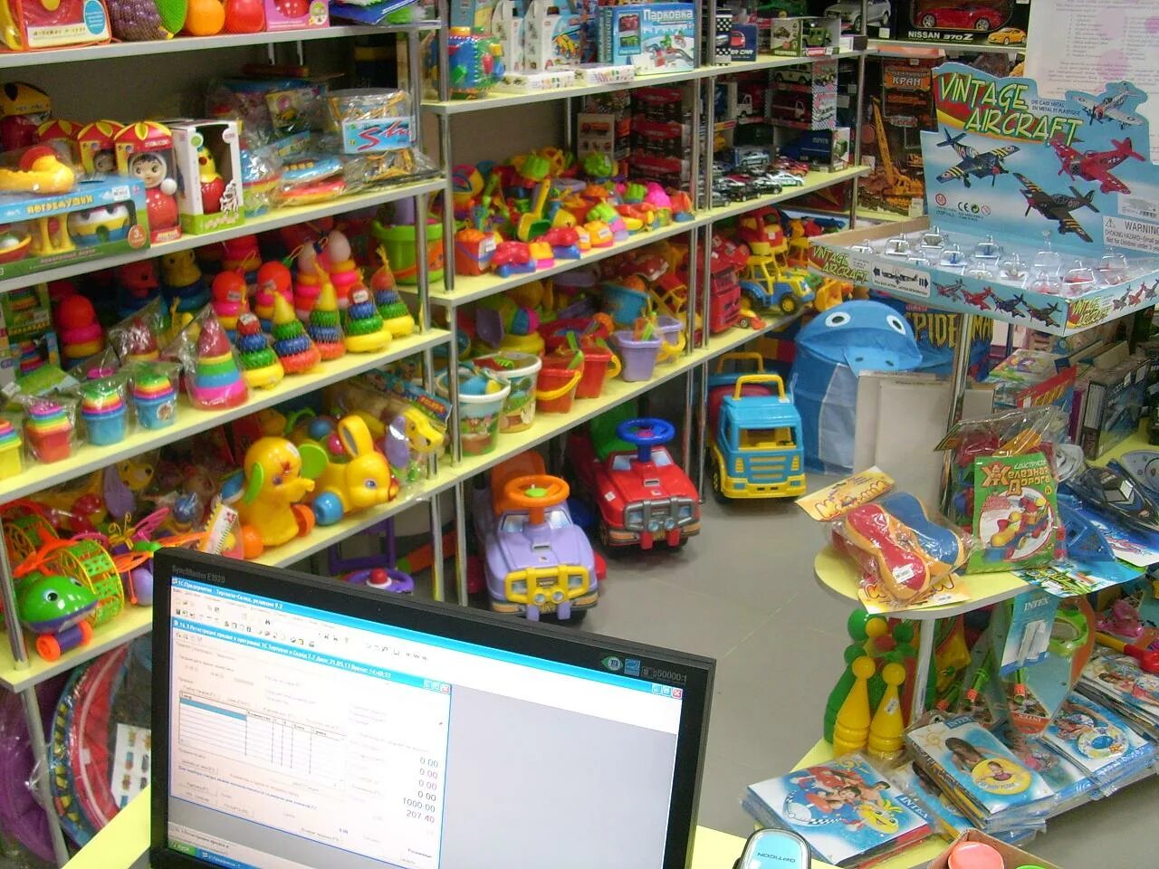 Можно сдавать игрушки в детском мире. Много игрушек в магазине. Магазин игрушек. Магазин игрушек. Можно сдавать игрушки в детском мире.