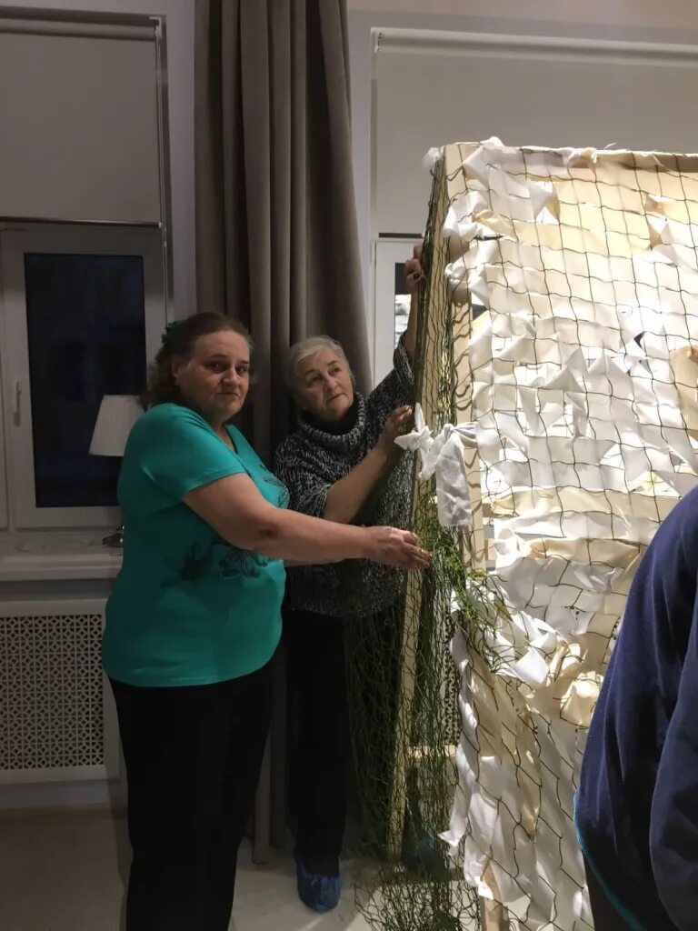 Плетение маскировочных сетей. Плетение маскировочных сетей в москве волонтеры. Плетение камуфляжной сетки. Стенд для плетения маскировочных сеток. Рамка для плетения маскировочных сетей.