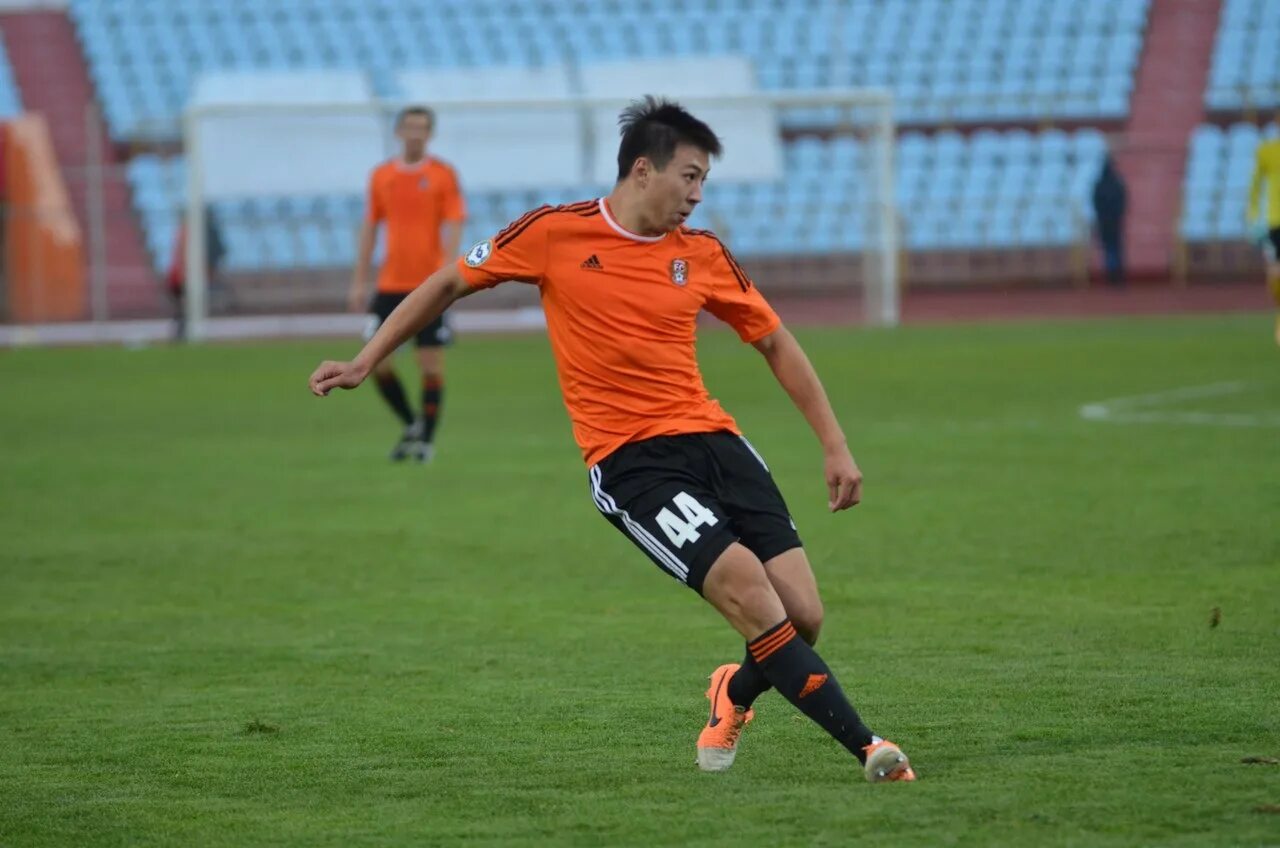 Арсен хубулов шахтёр караганда. Шахтер караганда лого. Фк кайсар фк шахтер караганда. Шахтер караганда форма. Шахтёр (футбольный клуб, караганда).