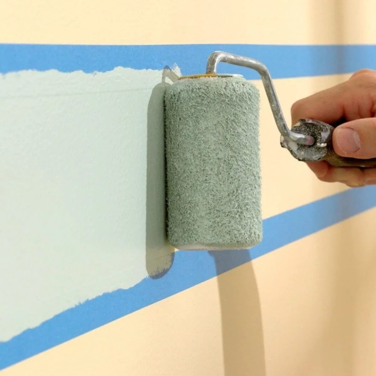 Красить валиком стены без следов. Окраска внутренних поверхностей. Кромка окраски стен. Малярный скотч наклеенный на стене. Покраска стен с малярным скотчем.