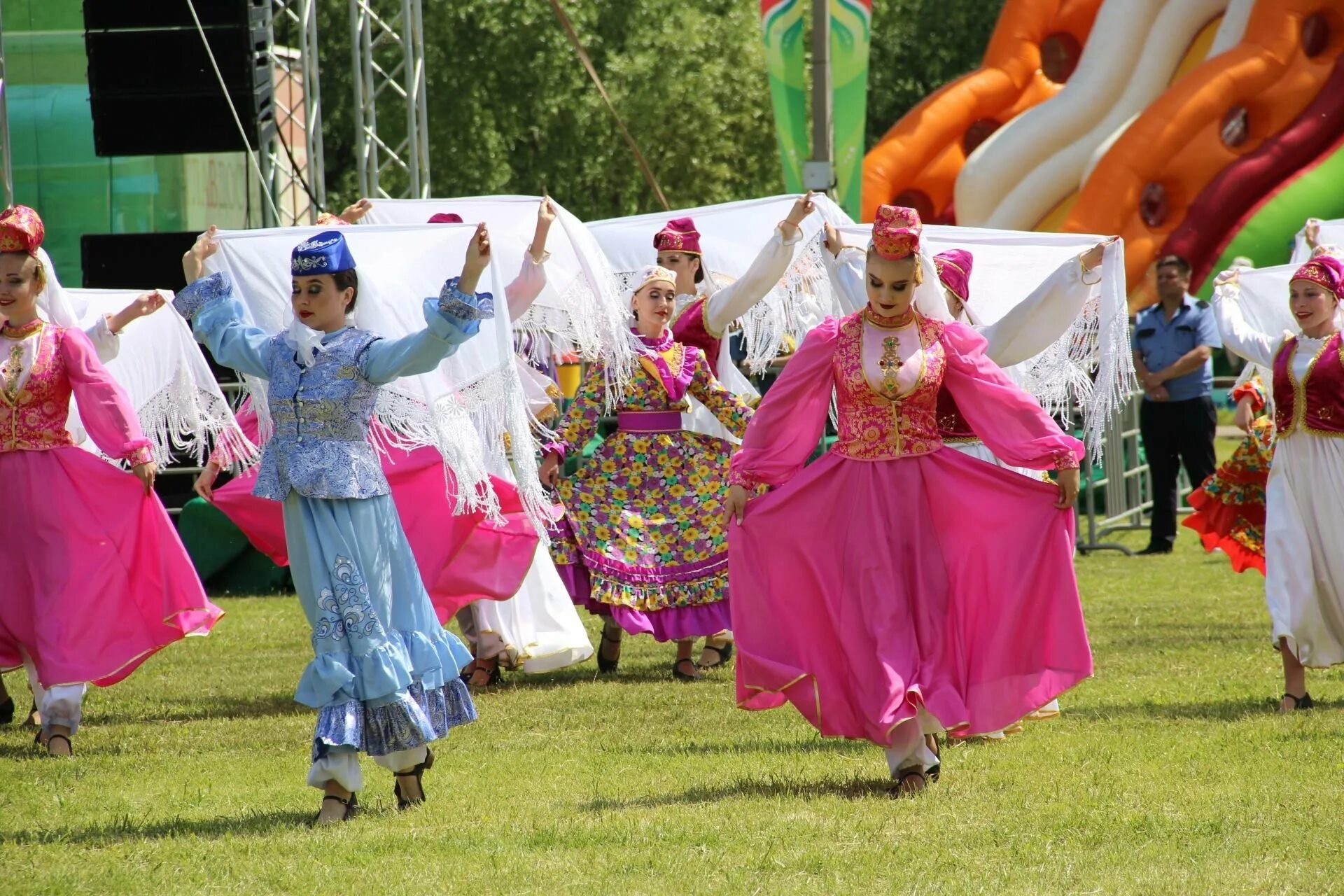 Сабантуй кратко. Сабантуй татарский праздник. Сабантуй Серов. Праздник Сабантуй у татар. Танцы Татарстан Сабантуй.