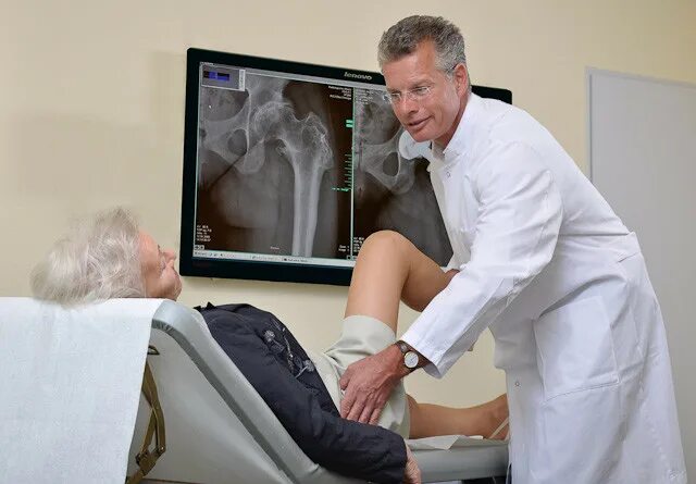 Врач осматривает колено. Осмотр пациента с переломом. Осмотр травматолога. Болит бедро к какому врачу