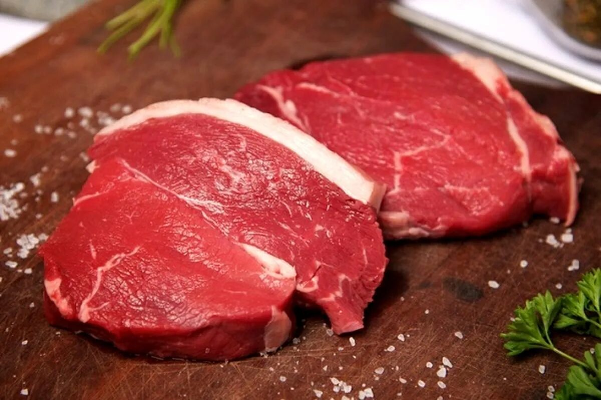 Красное мясо животных. Раундрамб стейк. Стейк красного мяса. Красные сорта мяса.