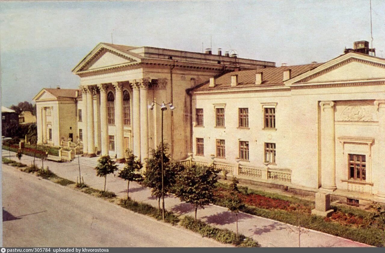 Фото дворца пионеров. Дворец пионеров Тюмень. Дворец искусств Пионер Тюмень. Дворец пионеров Тюмень старый. Дом пионеров Рязань.