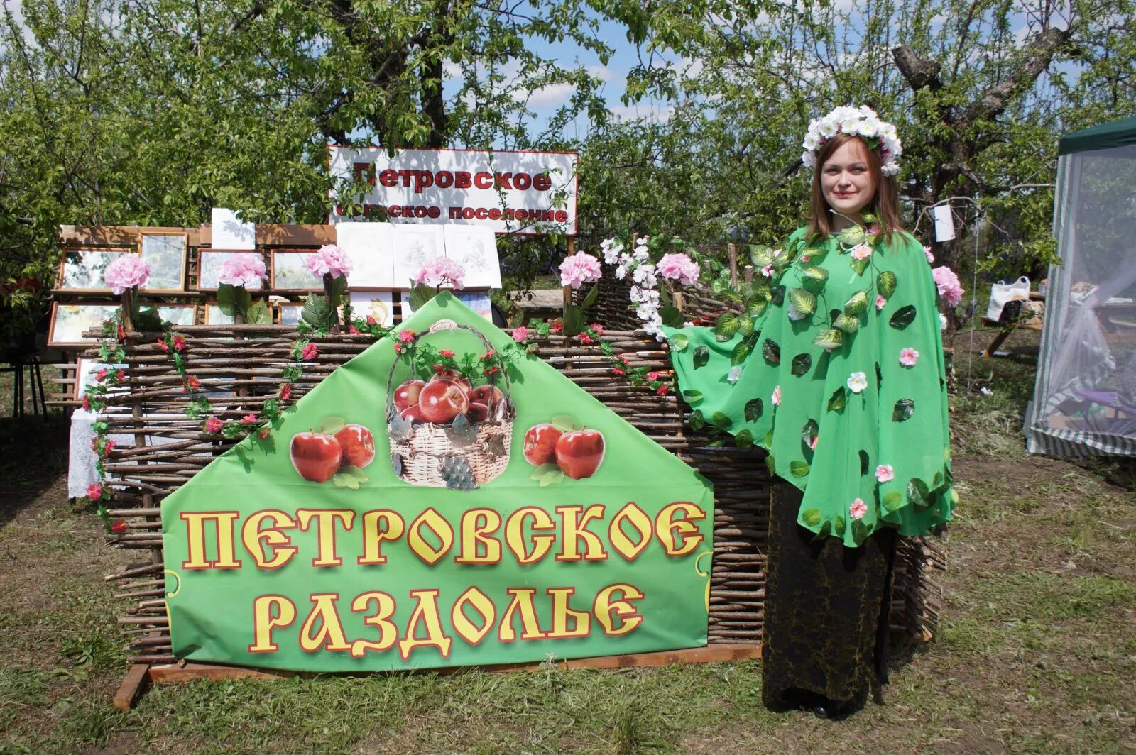 Сервис мичуринск. Цветущая яблоня Острогожск фестиваль. Фестиваль яблони в цвету. Фестиваль Мичуринские яблони в цвету. Фестиваль яблони в цвету Липецкая область.