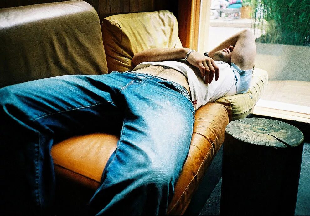 Человек спит на кровати вид сверху. Человек лежит на кровати. Женщина спит. Спящие со штанами. Женщины в пижаме на кровати.