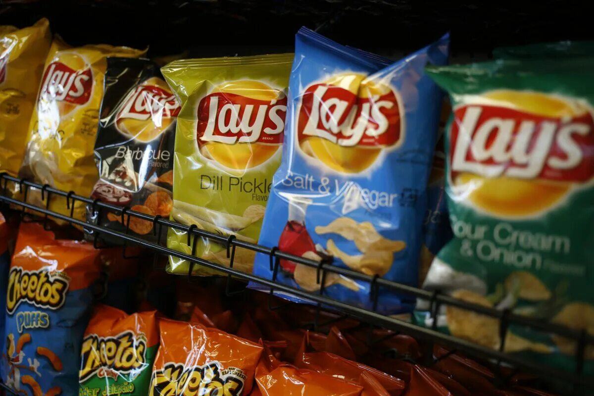 Чипсы 2000 х. Чипсы лейс. чипсы лейс 2000. чипсы лейс из 90-х. frito lay чипсы.