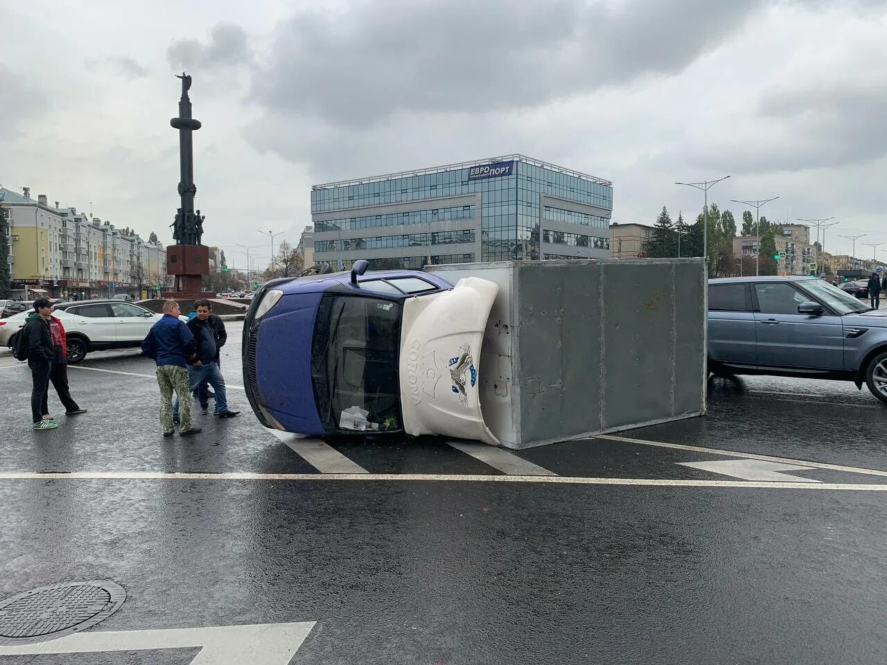 Что произошло 5 октября. Авария 5 октября 2022 года в Липецке. Липецк дорожные происшествия. Город Липецк 2022. Перевернулась фура сегодня.