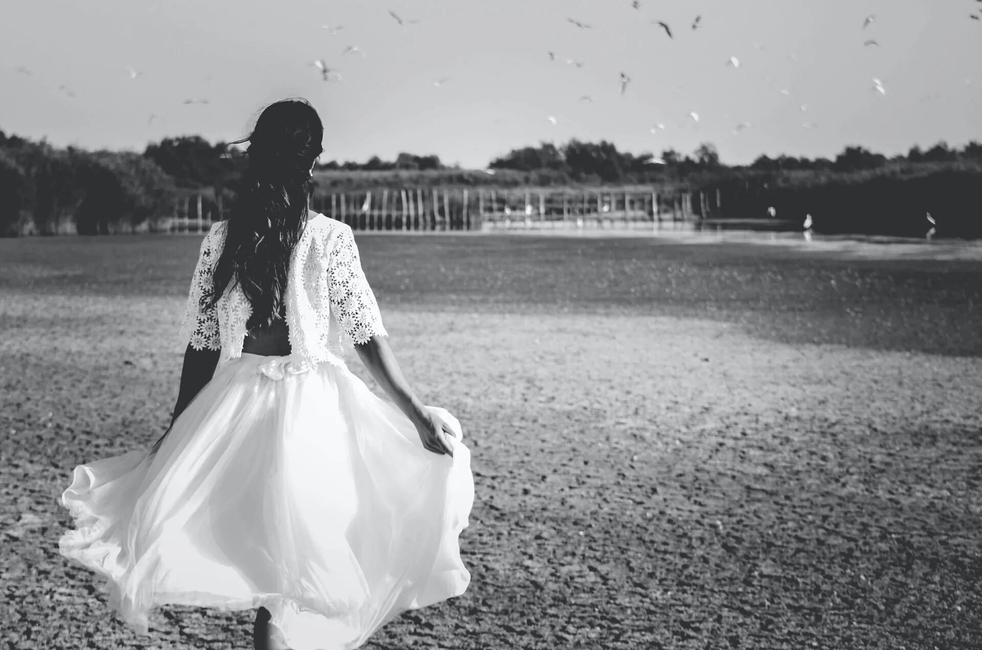 Черная девочка в белом платье