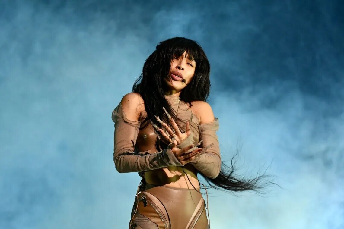 Рианна на супер боул 2023. Rihanna 2023. Винтер певица 2023. Человек года 2023 тейлор свифт. Taylor swift american music awards 2016.