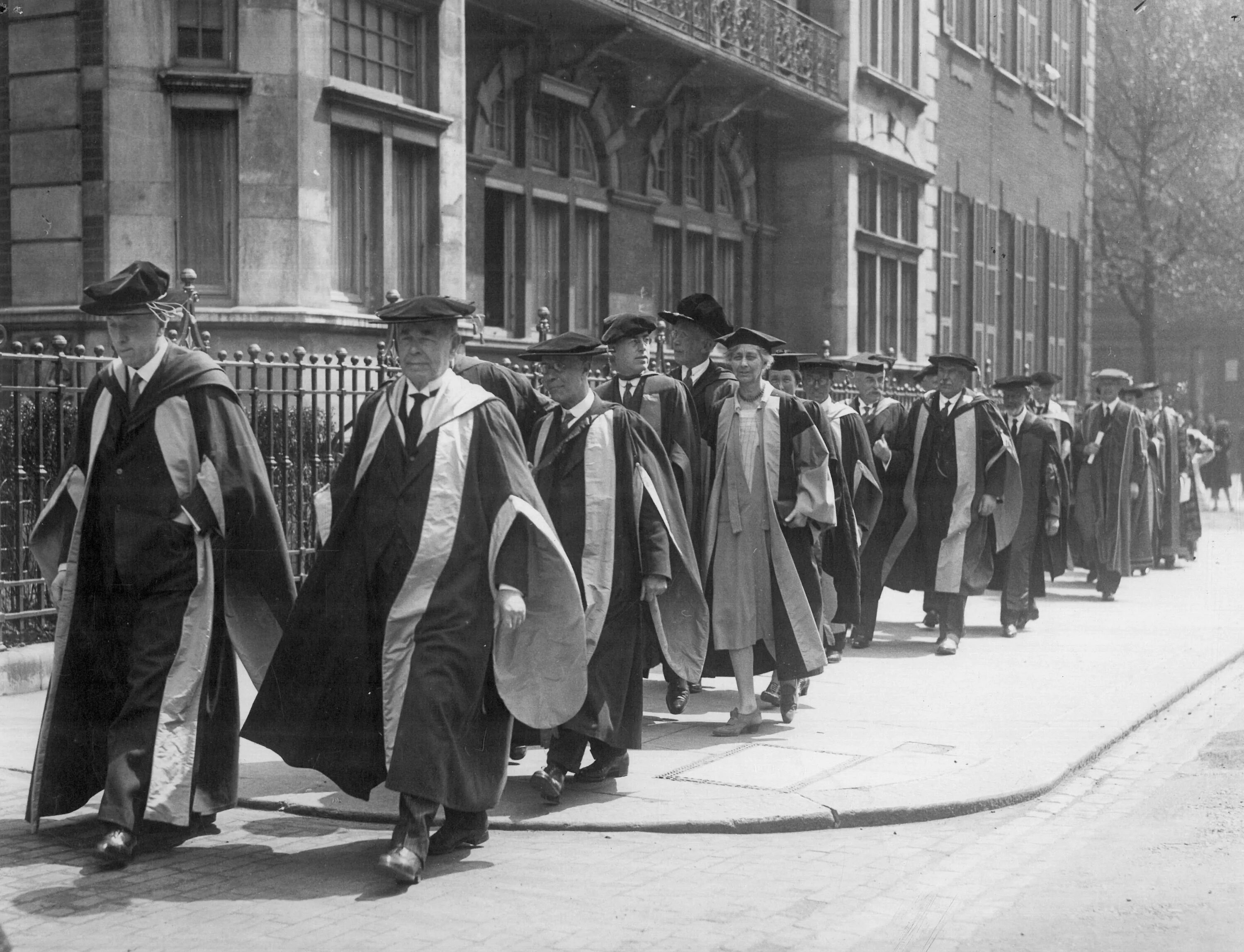 Centuries ago people. Студенты Оксфорда 19 века. Студенты Лондон 1950. Университет Лондон 1938. Йель университет 19 века студенты.