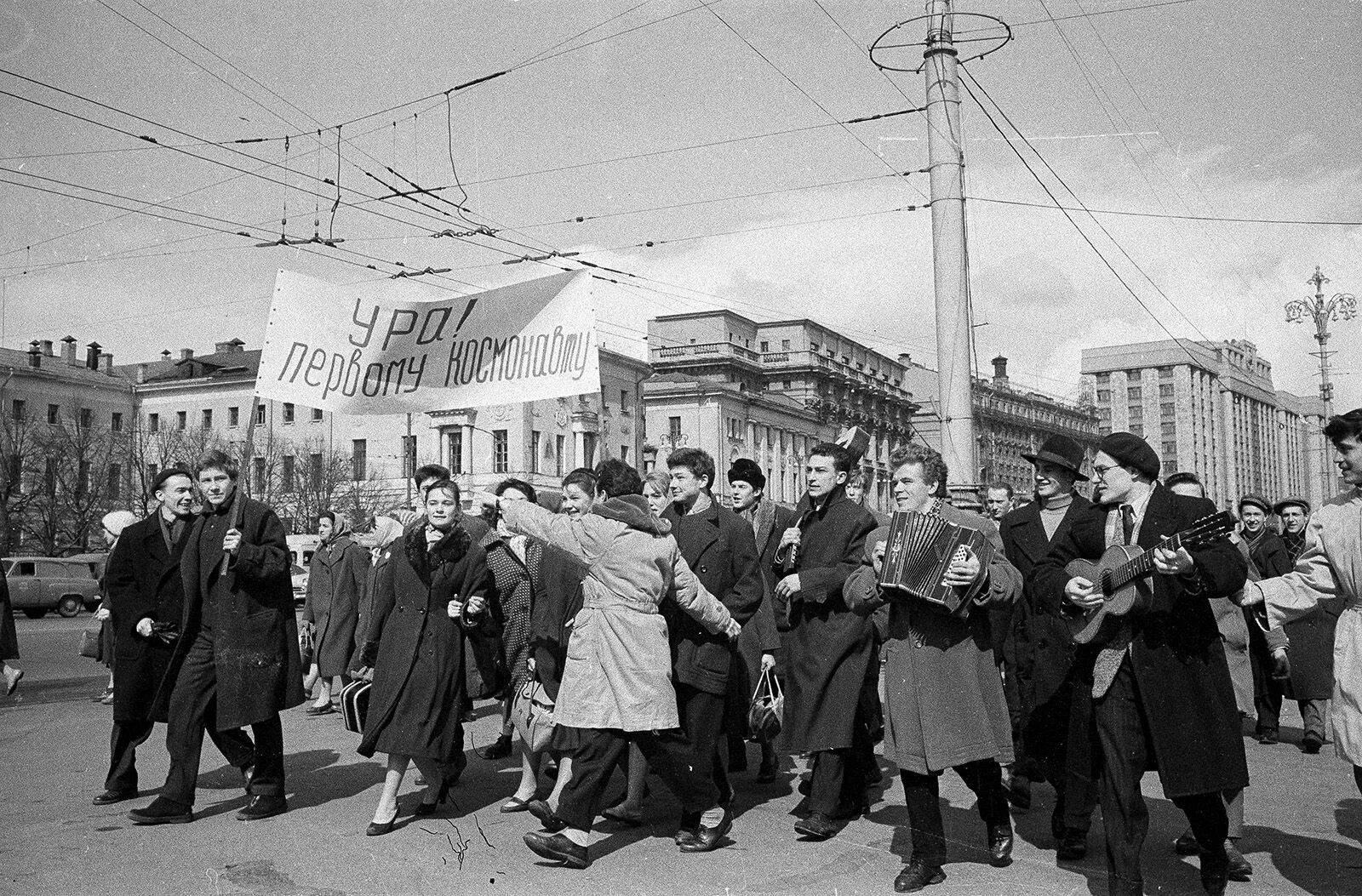 Ликование на красной площади в честь полёта Гагарина 1961. 12 Апреля 1961. 12 Апреля 1961 Москва. 1950 1960 События.