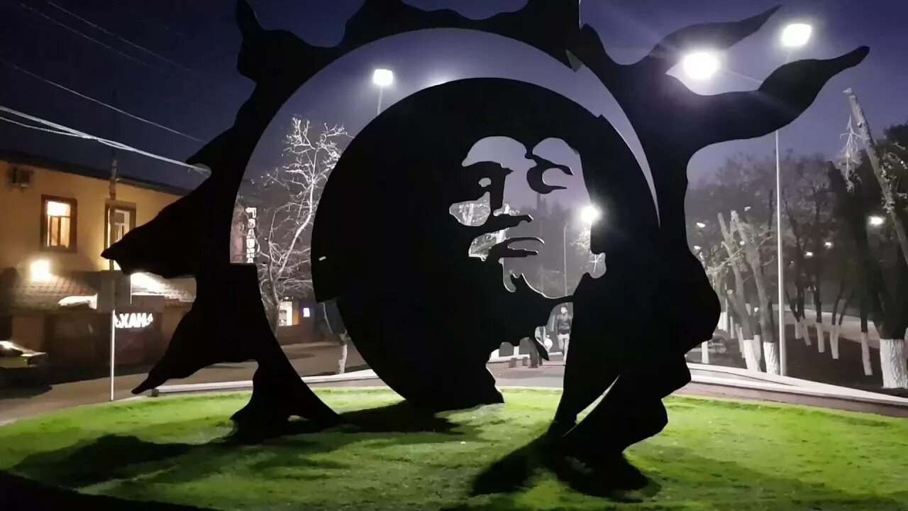 Караганда цой. Памятник виктору цою в караганде. караганда виктор цой. караганда памятник цою виктор цой. памятник виктору цою.