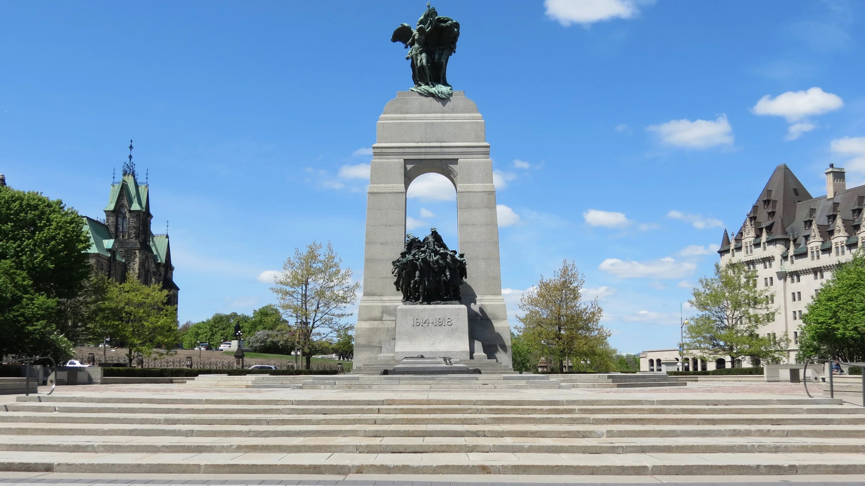 Памятник сс в канаде. Национальный военный мемориал Канады. Национальный военный мемориал в Оттаве Канады. Оттава памятники. Монумент неизвестного солдата в Оттаве, Канада.