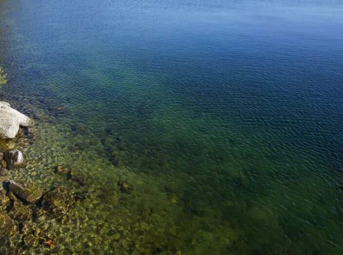 Миасс озеро тургояк. Тургояк остров веры тургояк. Прозрачность озера тургояк. Озеро тургаяк челябинск. Озеро тургояк вода.