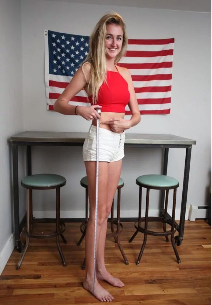 американская женщина ноги. холли берт длинные ноги. ноги девушки. ножки американки. ноги американок 40 х годов вид сзади.