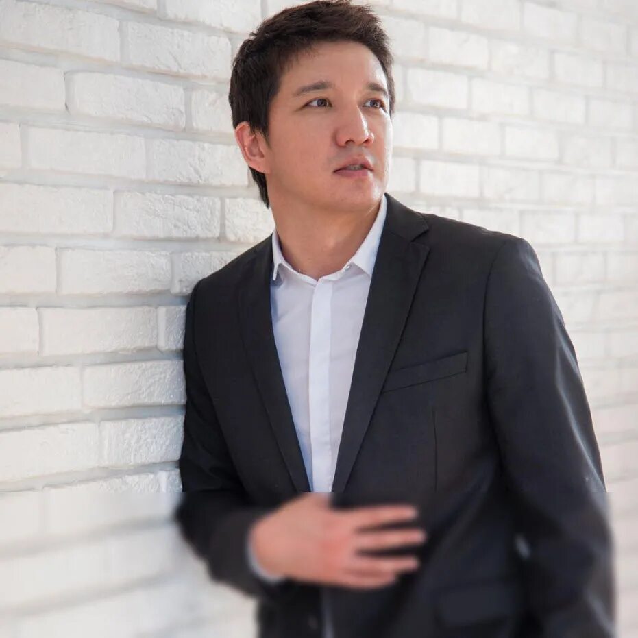 димаш кудайбергенов 2020. алем певец казахстанский. айдар элнар. популярный певец казах. димаш кудайберген фото.