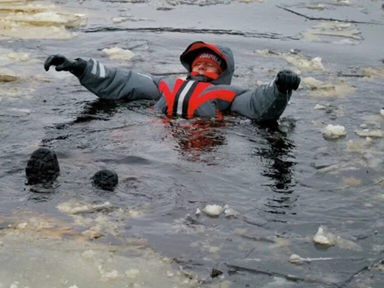 Утонувшие зимой. Костюм поплавок в воде. Переохлаждение в воде. Переохлаждение в ледяной воде.