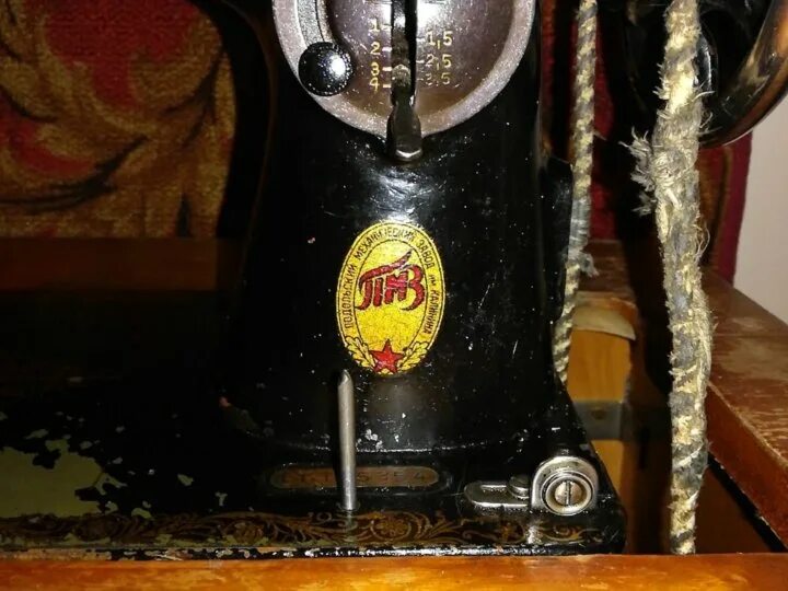 Швейная машинка ножная с тумбой. Швейная машина ПМЗ С тумбой. Подольская швейная машина ножная тумба 1976г. Старая швейная машинка с тумбой. Значок ножной машинки Подольск.