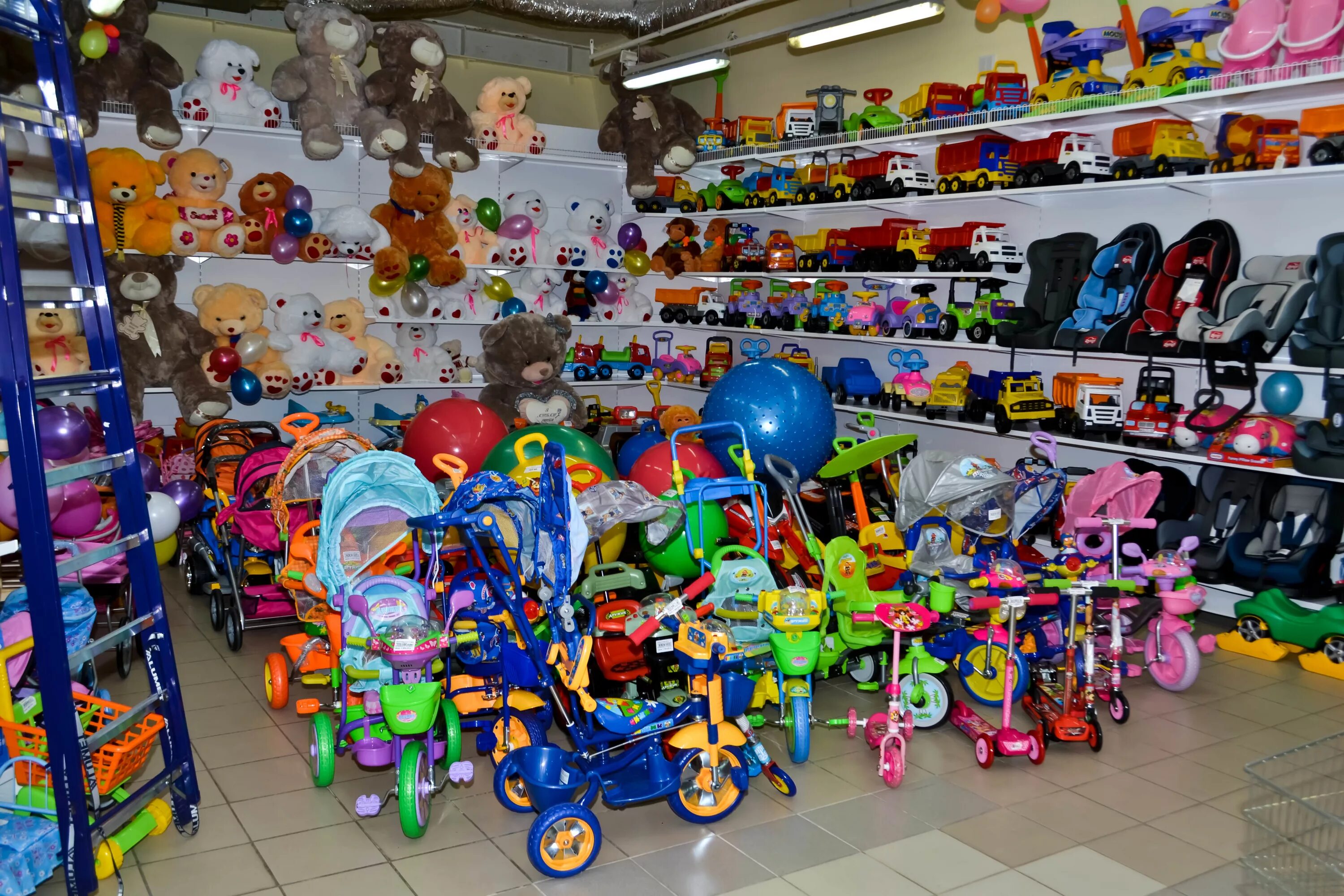 Детский магазин г. Магазин Уенчык в Набережных Челнах. Игрушки магазин игрушек. Детский магазин игрушек. Игрушки в детском мире.