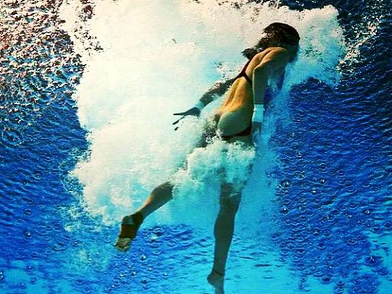 фотосессия в бассейне. девушка прыгает в бассейн. прыгает в бассейн. девушка прыгает в бассейн. девушка прыгнула в бассейн.