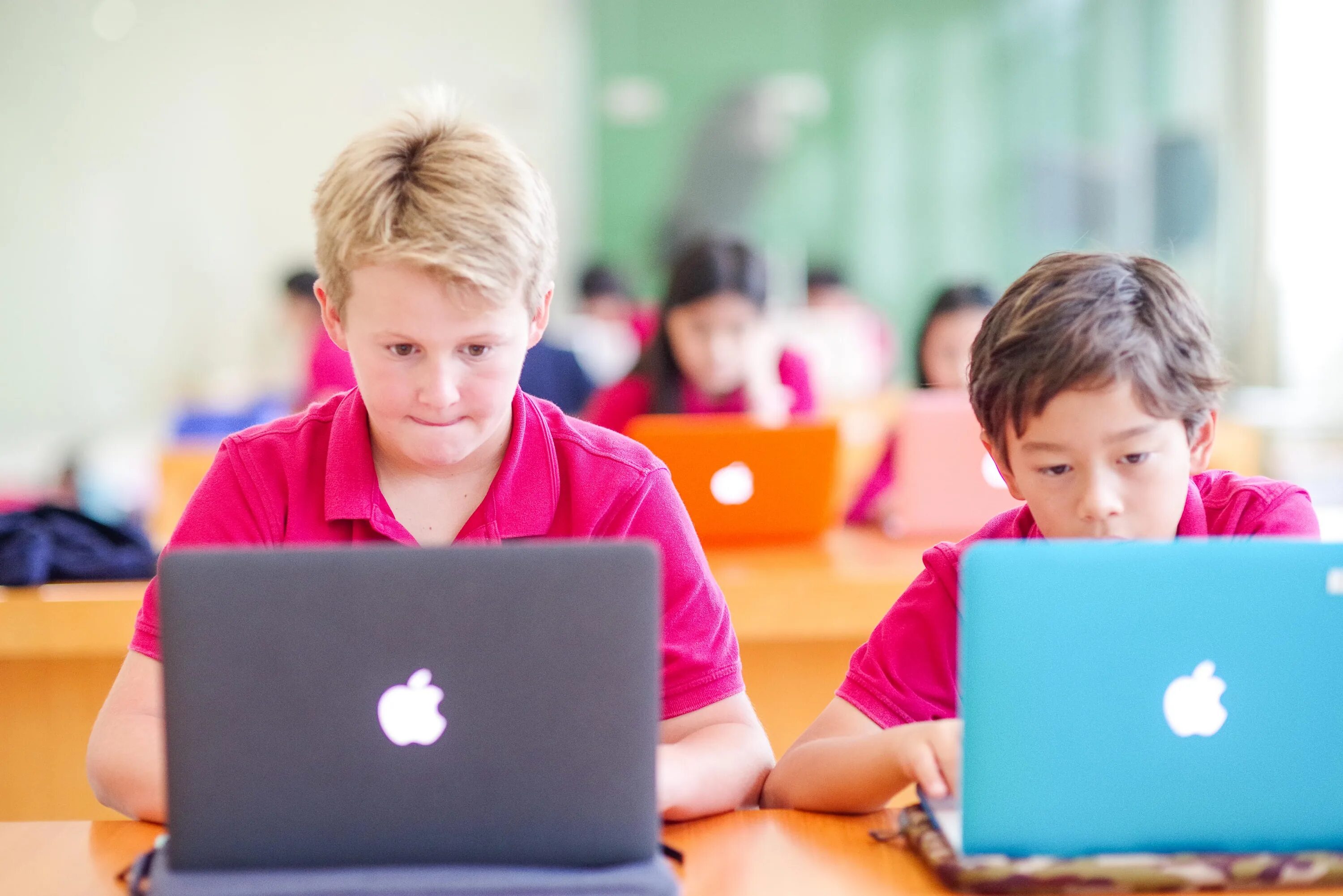 Ноутбук для учебы работы игр. Ноутбук "школа". Ученик с ноутбуком. Ноутбук для школьников. Ноутбук для учёбы в школе.
