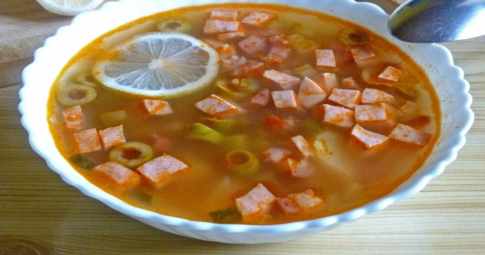 Солянка сборная мясная классическая с картошкой без огурцов. Солянка с колбасой и солеными огурцами. Солянка в детском саду. Солянка рецепт с колбасой без огурца. Солянка рецепт с колбасой без огурца.