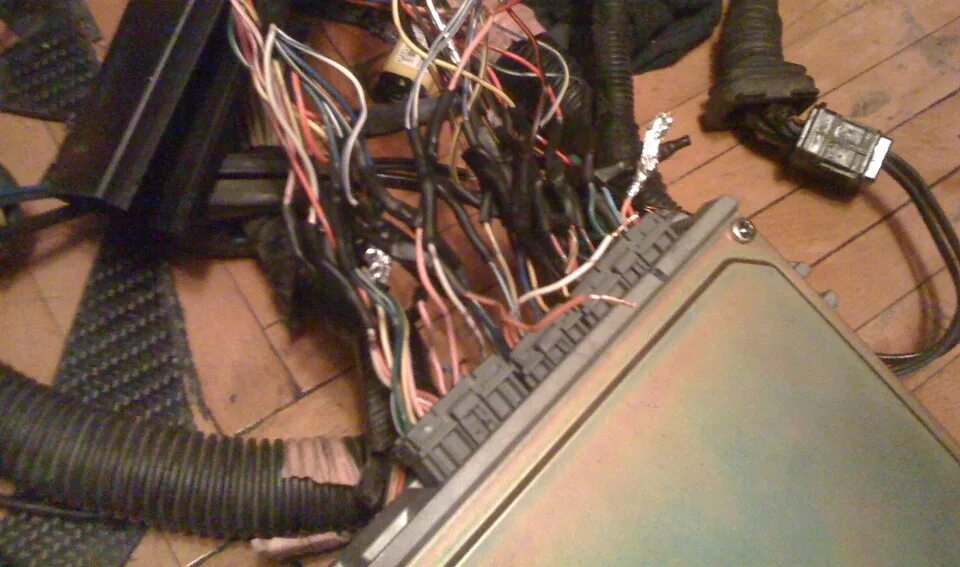 1. Коса проводов ваз 2107 инжектор. Мозги бош ваз 2109. Мозги с проводкой ваз. Проводка мозгов.