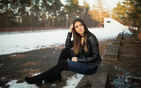 Красивая брюнетка на улице