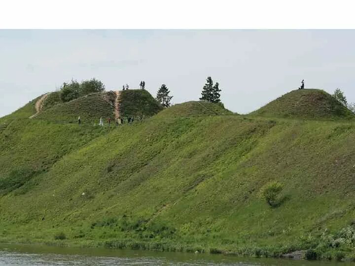 Курган холм. Курган Могильный холм. Курган Олегова могила. Старая Ладога Курганы. Олегова могила Старая Ладога.