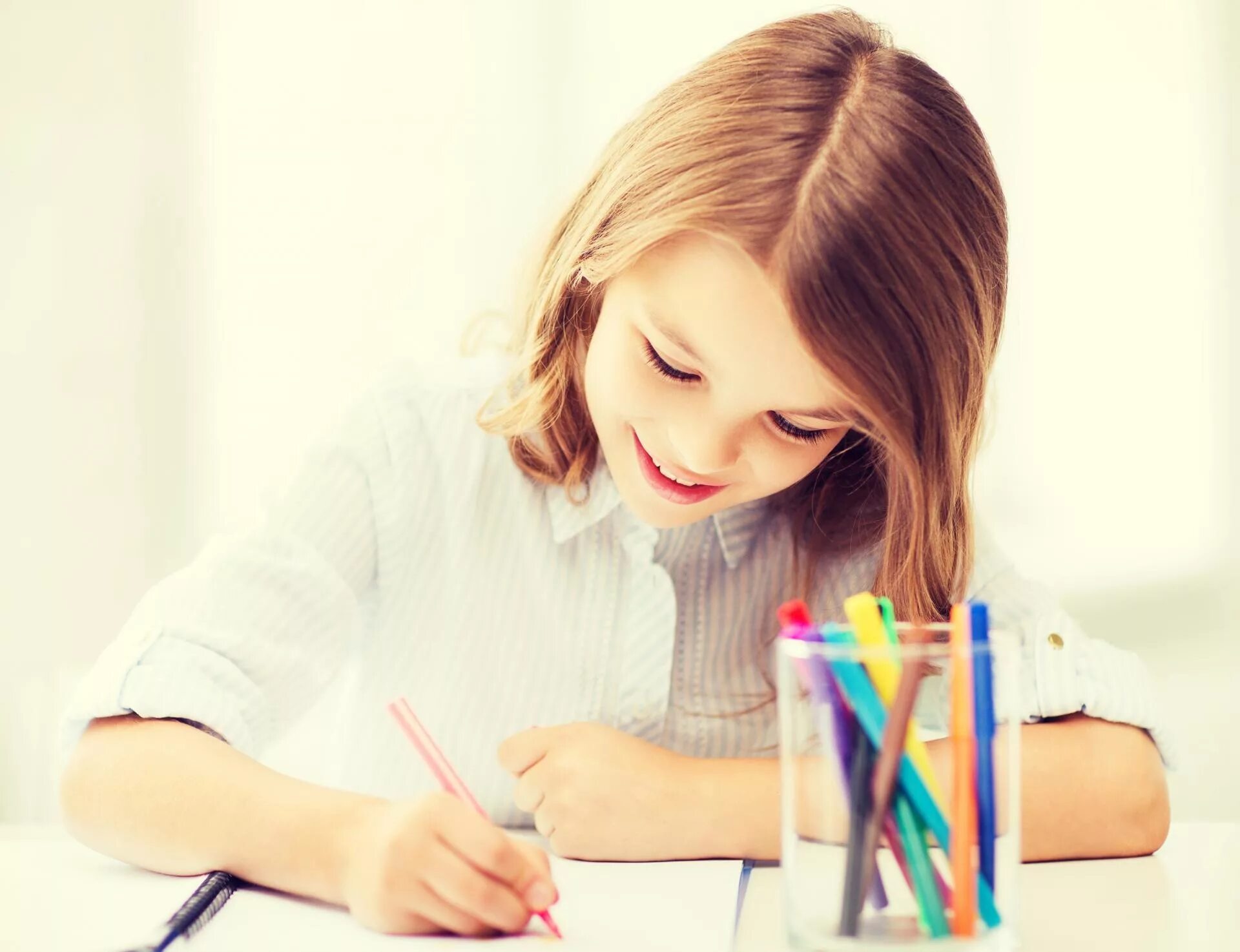 Откуда девочки писать. Первую девушка которую. Писает стоя. Девочка пишет в тетради. Рисуем с детьми.