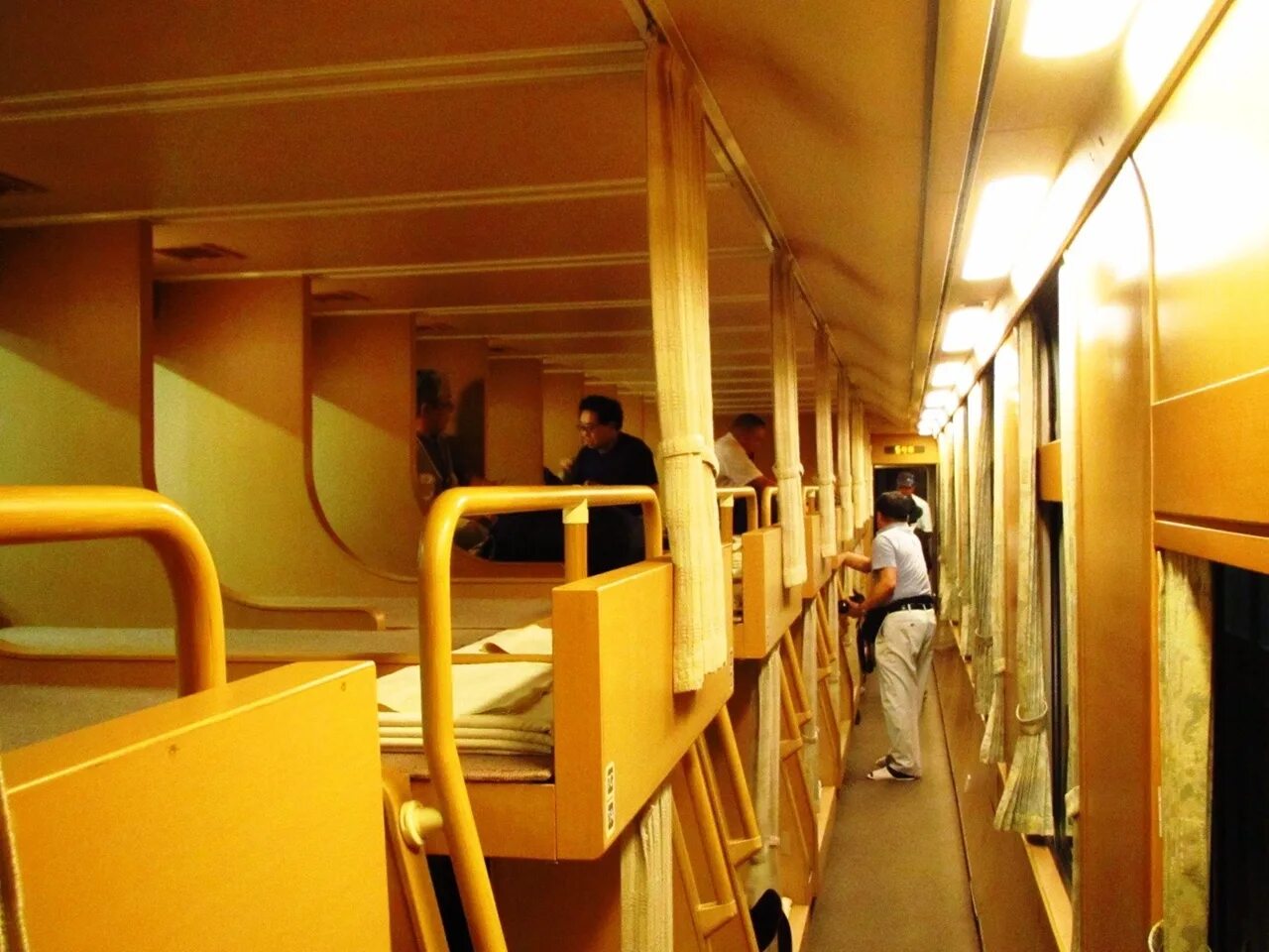 Сколько дали вагону. Вагон плацкарт Япония. Плацкартный вагон в Японии. Вагоны плацкарт в Японии внутри. Поезд в Японии плацкарт.