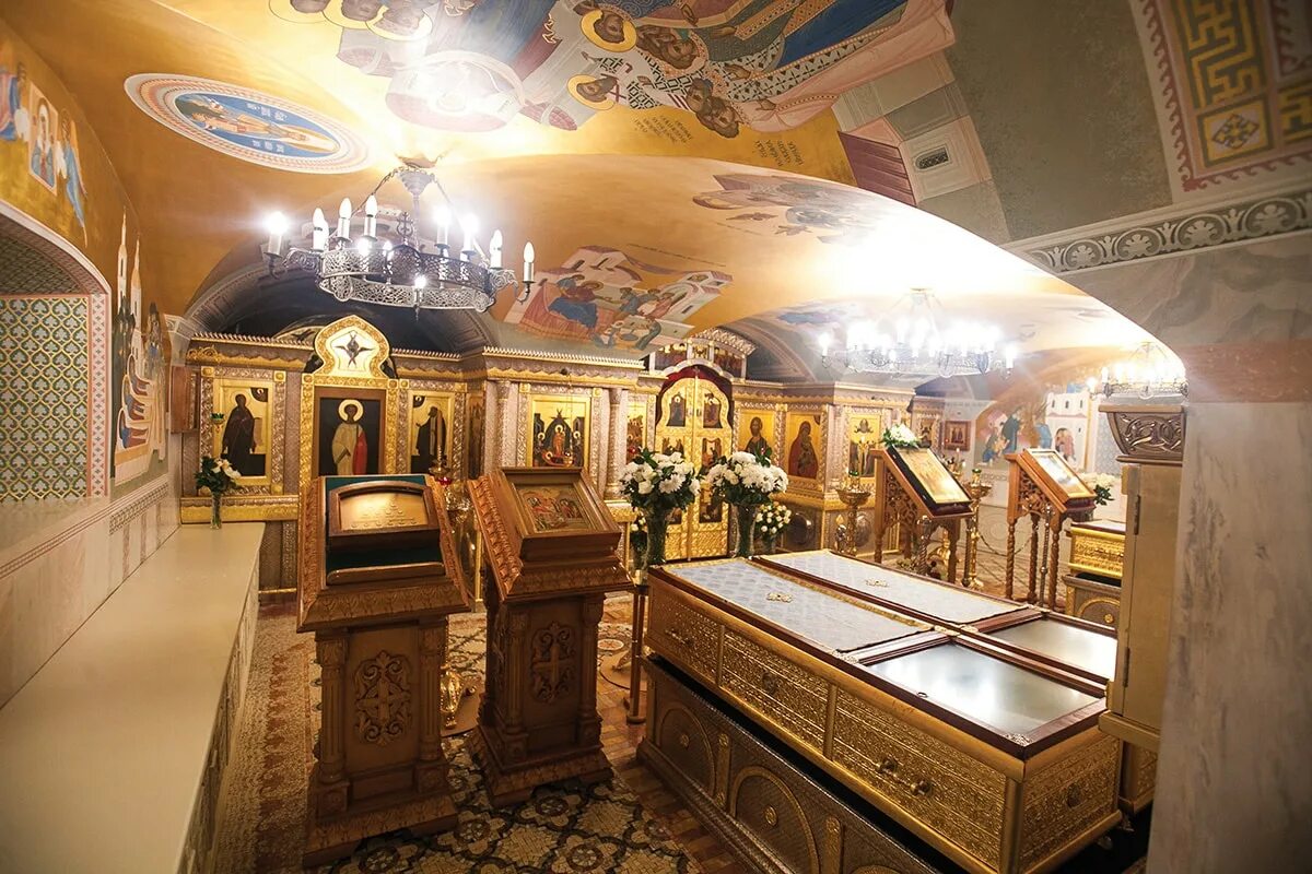 свято троицкий собор дивеево внутри. мощи серафима саровского в дивеево. дивеево монастырь мощи серафима саровского. дивеево мощи преподобного серафима саровского. мощи прп серафима саровского.