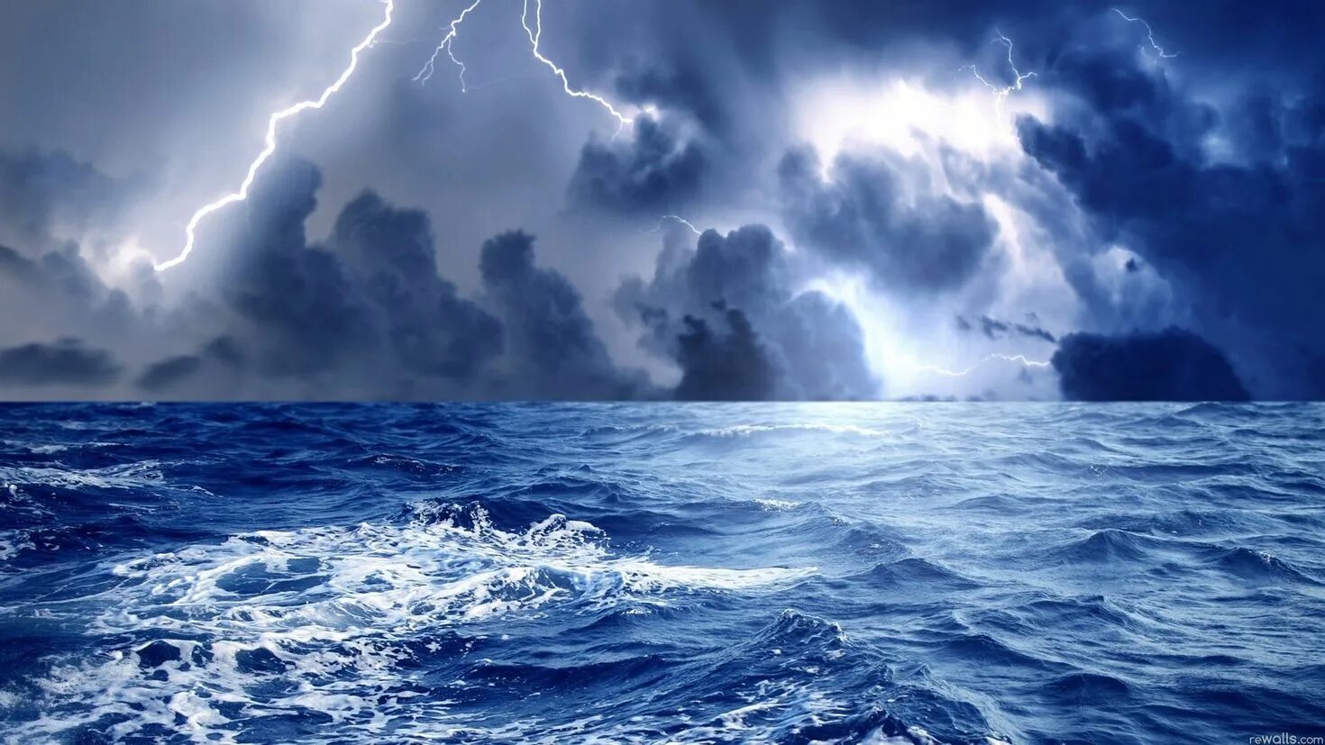 За синими морями забытый. Идеальный шторм море и волны и молния. Океан ЦУНАМИ шторм гроза. Море шторм. Бушующее море.