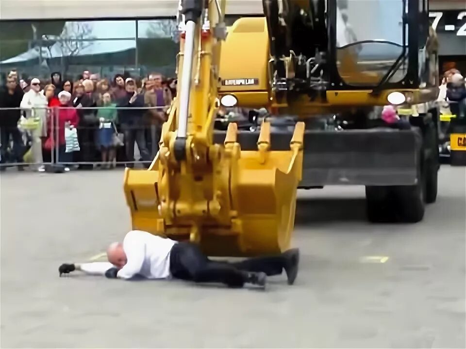 Танец экскаватора видео. Человек экскаватор. танец у экскаватора. демо шоу строительной техники.