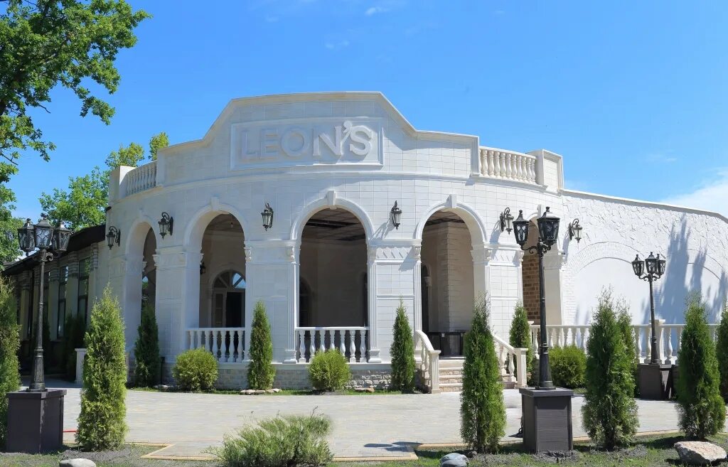 Леонс криванс. Кафе леонс брянск бежица. Леонс брянск. Леонс. Leons брянск ресторан.