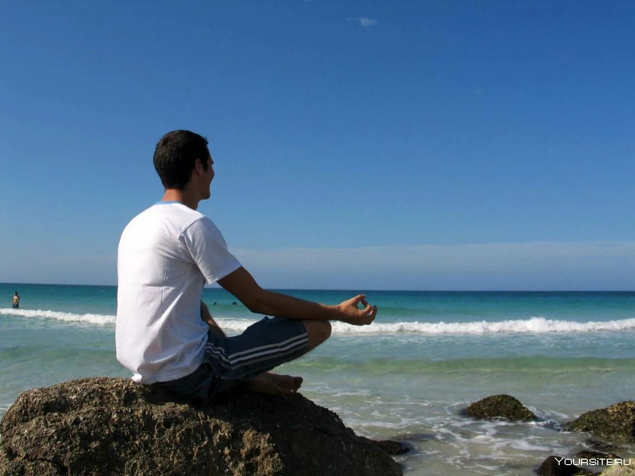 Мужское благополучие. Парень на море. Мужчина спиной у моря. Мужчина на фоне моря. Медитация на море.
