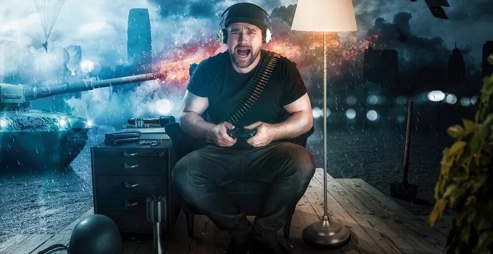 Человек играющий в компьютерные игры. Человек за компьютерной игрой. Геймеры субкультура. Геймер. Реклама геймеров.