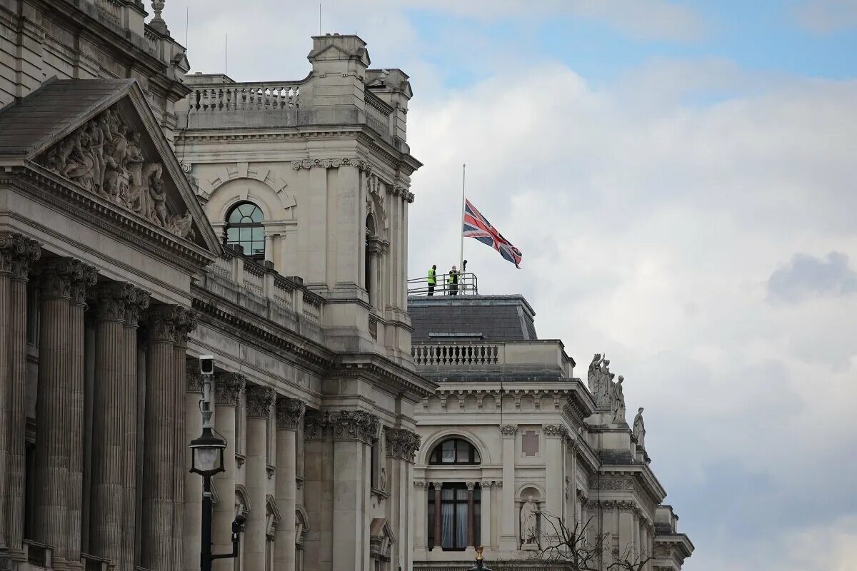 Дворец королевы Великобритании. В Букингемском Дворце приспущены флаги. Приспущенный флаг Великобритании. МИД Великобритании. Почему в британии приспущены флаги