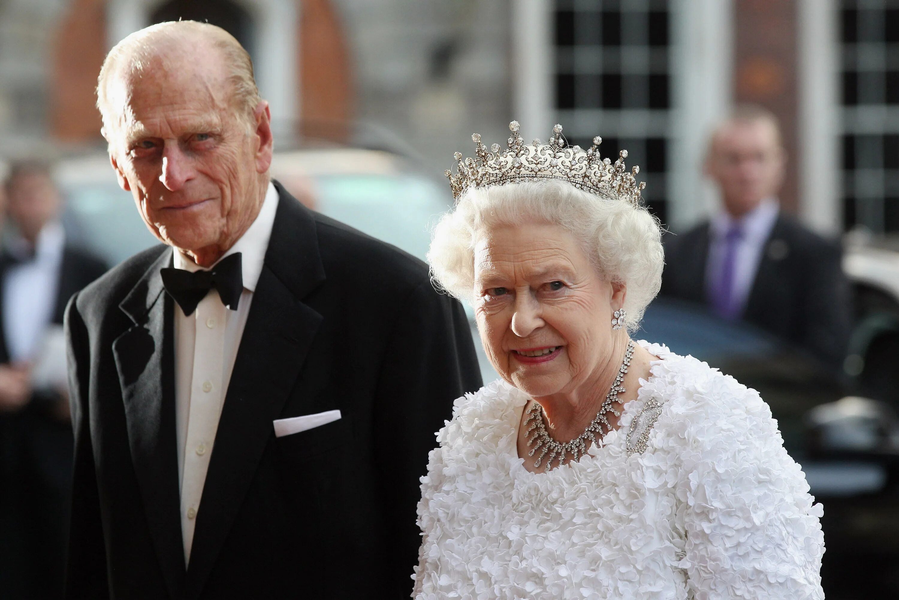 Королева елизавета 2 и дональд трамп. Великобритания букингемский дворец с королевой. Дональд трамп и елизавета 2. Елизавета и трамп. Елизавета 2 с лебедями.