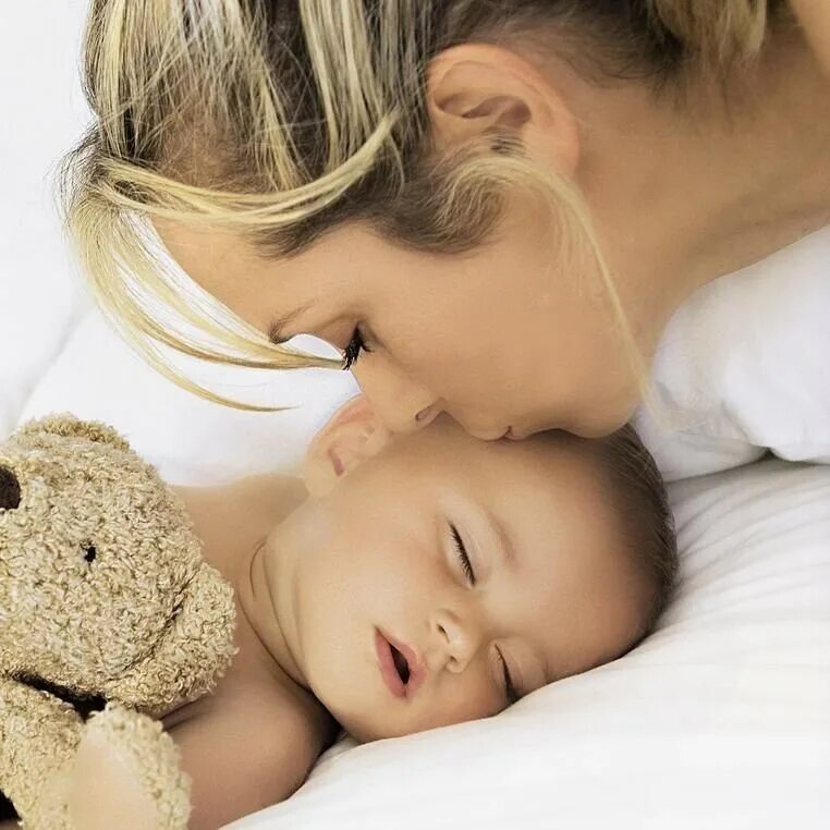 целовать спящего ребенка. целовать спящего ребенка. мама укладывает сына спать. детям о папе. целовать спящего ребенка.