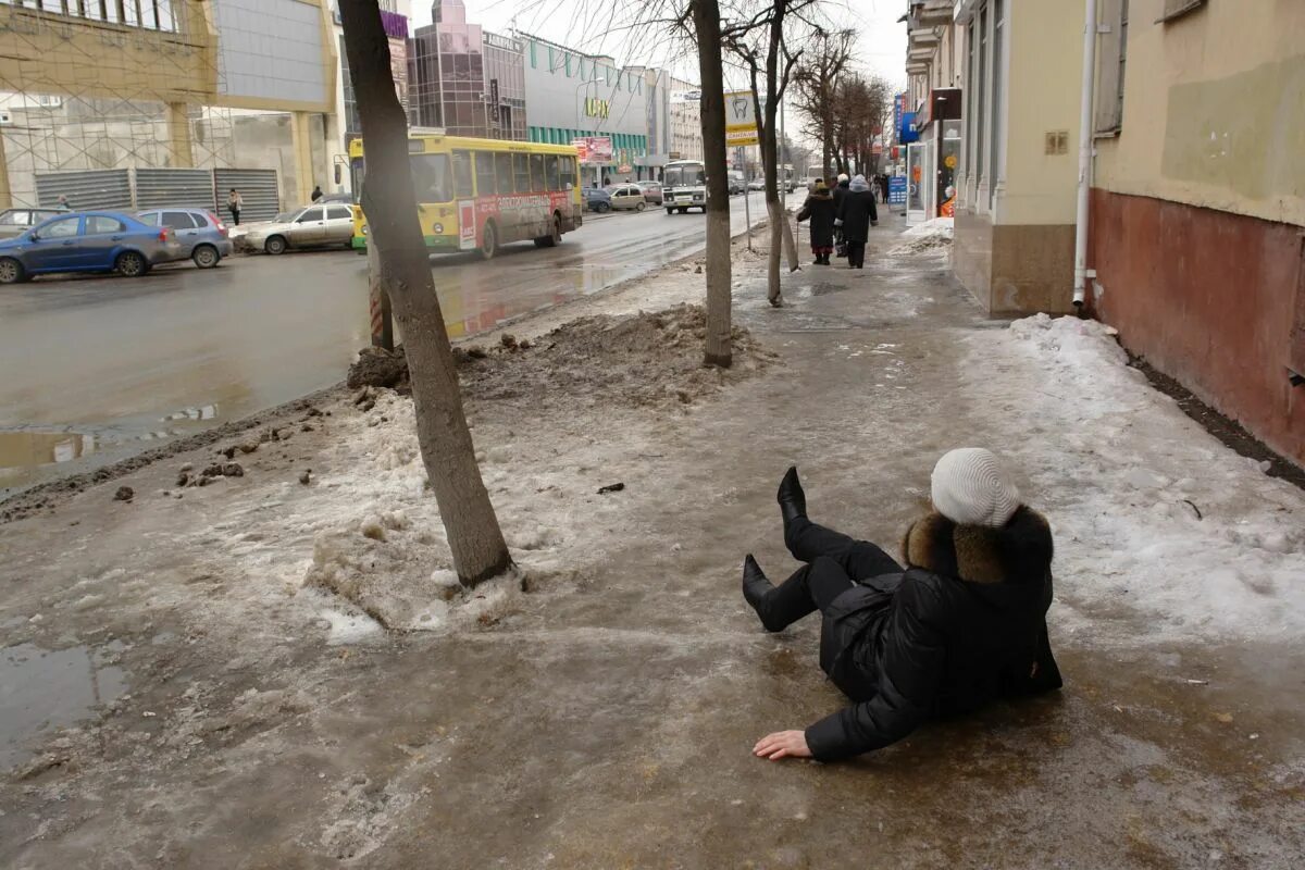 Поскользнулся. Гололедица на дорогах. Гололед. Человек поскользнулся. Гололед падает