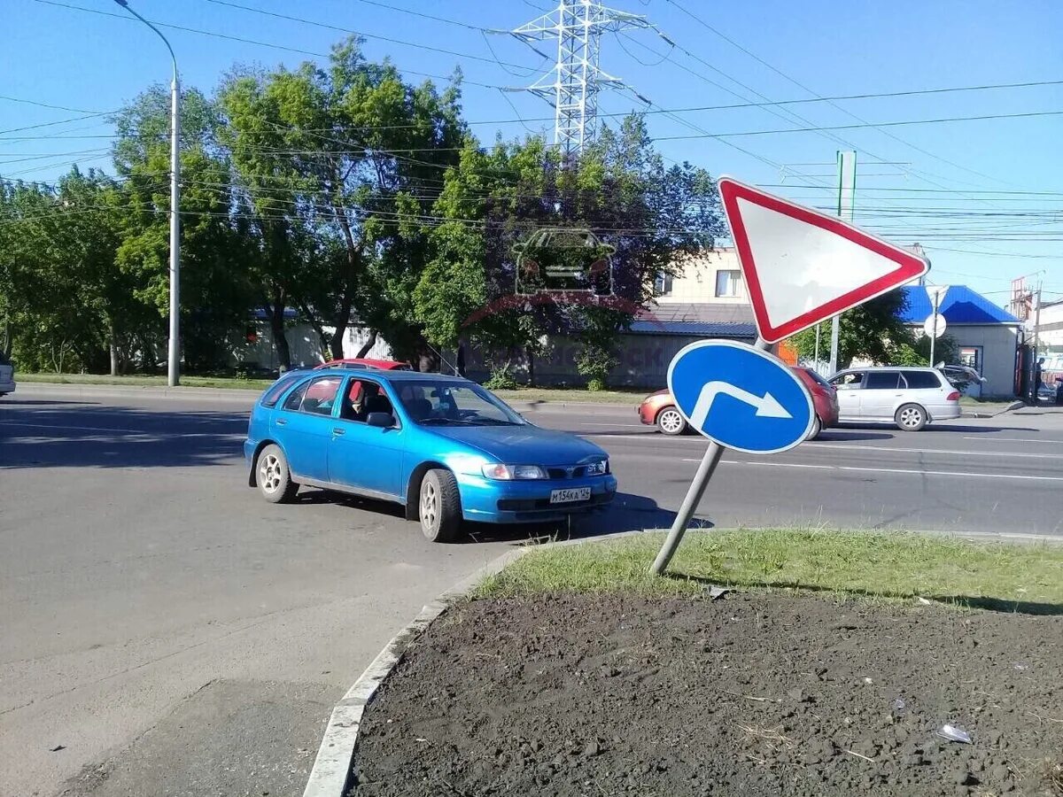 Сбило дорожным знаком. Погнутый дорожный знак. Сломанный дорожный знак. Необычные дорожные знаки. Столб с дорожным знаком.