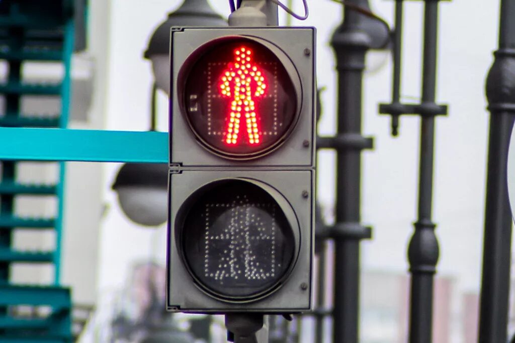 Пешеходный светофор. Красный свет светофора. Светофор для пешеходов красный. Красный сигнал пешеходного светофора. Переход на красный пешеход